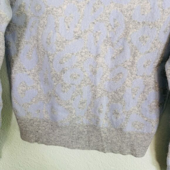 Aqua Cashmere Sweater Womens Extra Small Leopard Pullover Light Blue Grey XS NEW - Picture 3 of 9